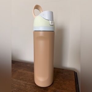 Owala FreeSip Stainless Steel Water Bottle / 24 ft oz / Color: Muddy Buddy